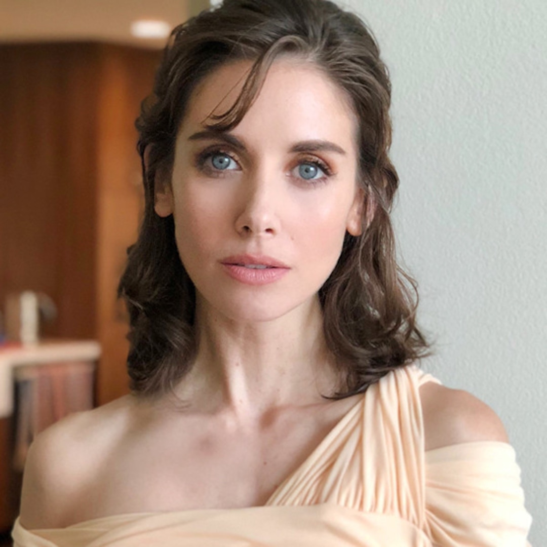 Alison Brie Used a J.Lo Lip Trick for Critics' Choice Awards 2018 - E